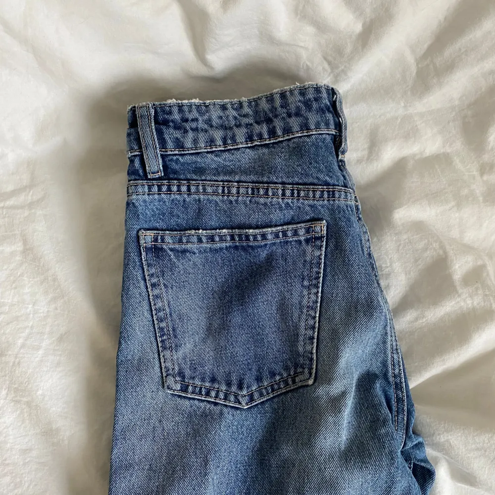 Midwaist jeans från zara, köpta här på plick men säljer vidare eftersom att de inte passade mig. Så inte använda av mig men jätte fint skick.  Hör av dig om frågor uppkommer❣️. Jeans & Byxor.