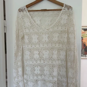 Virkad tröja - Långärmad virkad tröja i blommigt mönster. Finns ett hål som är med på bild men syns inte mycket på. 