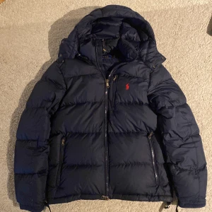 Ralph lauren Down jacket Winter  - Säljer nu min ass feta vinter jacka som e sjukt trendig inga defekter osv , Nypris: 5500kr, Skick 8/10, Storlek S men sitter som M, Hör av dig via funderingar eller frågor 💯📦