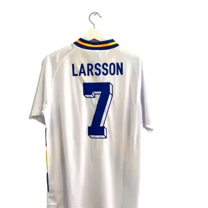 Henke Larsson World Cup 94 Away Size:L  Tröjan är oanvänd och kommer med nya taggar. Replika.  Skriv gärna vid frågor!