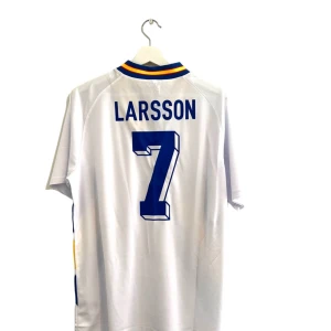 Henke Larsson World Cup 94 (L) Sweden Away - Henke Larsson World Cup 94 Away Size:L  Tröjan är oanvänd och kommer med nya taggar. Replika.  Skriv gärna vid frågor!