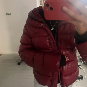 Superdry jacka  - Trendig röd jacka från Superdry. Knappt använd 