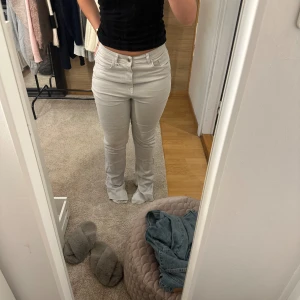 Gråa bootcut jeans Zara - Använda ett fåtal gånger då de är för långa för mig som är ca 164. Lägre midja på byxorna och med slits längs benen. ☺️☺️