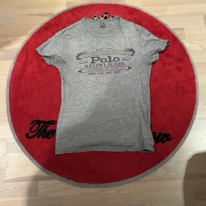 Polo ralph lauren t shirt  - Polo Ralph lauren t shirt i storlek M mycket bra skick bara att skriva kring frågor om mått och liknande 