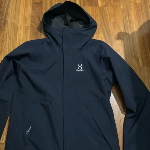 Haglöfs jacka  - Haglöfs jacka   Perfekt till höst/vinter och vår   Är andvänd men i gott skick  Hör av dig vid intresse eller frågor 🤙🤙💯  Priset kan diskuteras vid en snabb affär 
