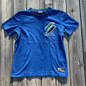 Superdy tshirt - Skön tshirt från Superdy som knappt använts med ett skönt tryck framtill