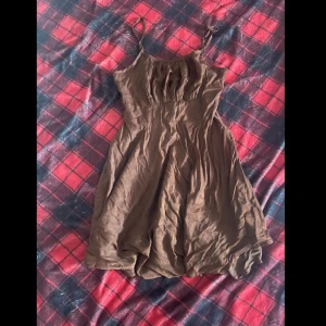 Brun klänning  - Den är skrynklig på bilden men det kan man lätt få bort. Sitter bra och perfekt till sommaren 