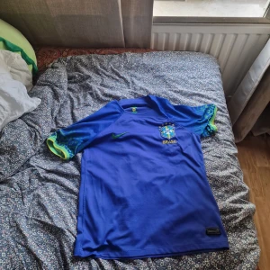 Brazil tröja  - Skit snygg tröja köpt 2022 vet ej om den är äkta ! Den har en defekt men det syns ej. Priset kan gå ner vid snabb affär.