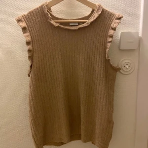 Stickad väst  - Supergullig stickad väst/topp! Köpt på second hand men märket är pieces💕Färgen är en blandning av biege och gammelrosa. 