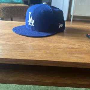 La keps - Storlek 56,8 cm inte använd mycket alls skicket är 9/10 har dock tagit av klistermärket. Köpt på hatstore.se