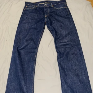 Levi’s 501 - Mörkblåa Levi’s 501 i nyskick, använda ett fåtal gånger! Säljer då jag inte använder dom och känner att någon annan har bättre användning av dom
