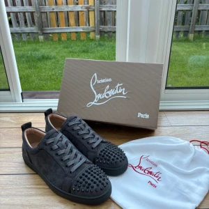 Helt nya Christian Louboutin med spikar - Säljer mina Christian Louboutin för de är inte min stil.Modell Louis Junior Spikes leather sneakers.Knappt använda.Skick: 9,8/10.Storlek 43 passar också storlek 44. Medföljer box och dustbag.Vänligen hör av er vid frågor eller funderingar mvh Philip