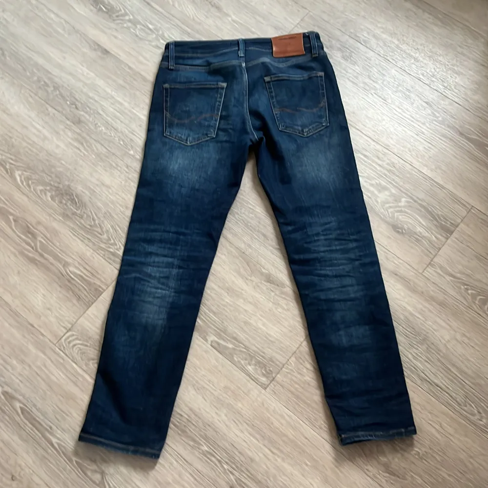 Säljer dessa jeans för att dom är lite för små jag har inte hunnit ha på mig dom eftersom dom var för små perfekta nu till hösten🍁skriv frågor privat om ni har det . Jeans & Byxor.