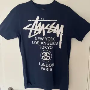 Intressekoll på min Galet snygga stussy T-shirt från årets vår kollektion! Tröjan är i nyskick förutom att trycket är lite sprucket på framsidan trots att den bara användts 2 gånger. Bara hör av er vid frågor! Självklart äkta 