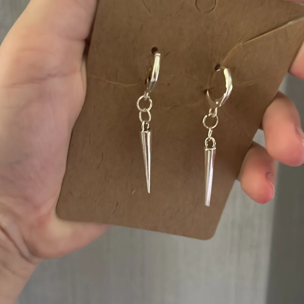 Inte äkta silver eller guld  Frakt = 19kr Skickas på posten till din brevlåda 💓. Accessoarer.