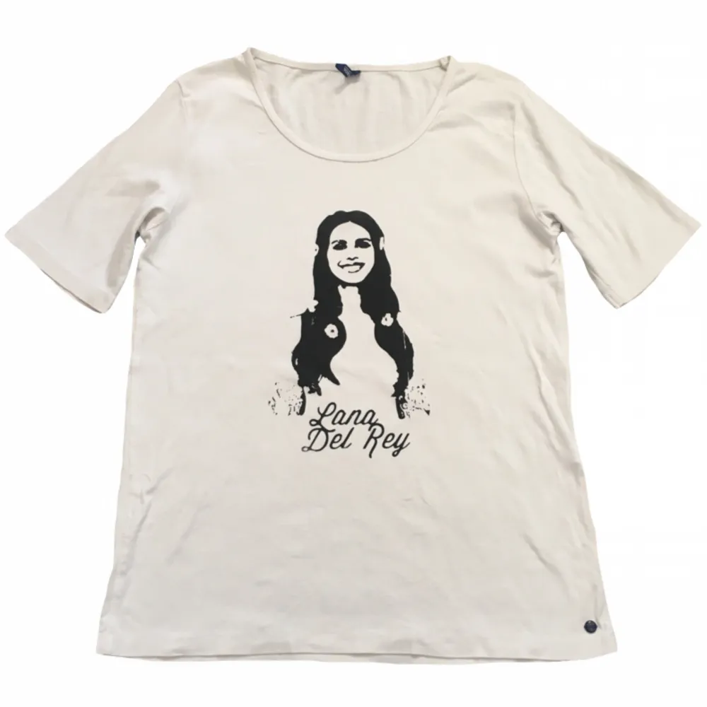 Sista Lana ”Lust For Life album” tröjorna jag säljer! Trycket håller i tvätten, OBS! Liten fläck finns därav lägre pris (se sista bild). T-shirts.