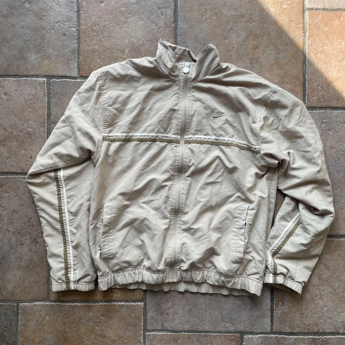 Beige vindjacka från Nike