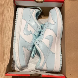 Blåa Nike dunks - Helt nya dunks köpta för 1150 kr i storlek 40. Säljer för 859. Man får med boxen 