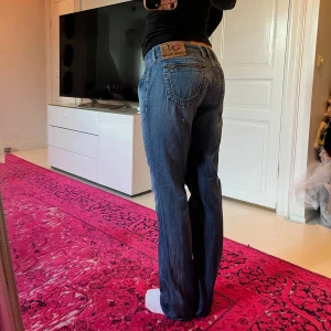 Lågmidjade Replay jeans  - Lågmidjade Replay jeans med raka ben, storlek W30 L32. Jag är 173 