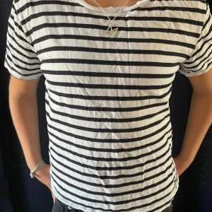 Randig T-shirt  - Super fin randig T-shirt från zara i toppen skick men tyvvär inte kommer till användning❤️
