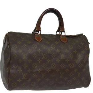 Louis Vuitton Speedy 35 - Louis Vuitton Speedy 35. Ett måste i väskkollektionen! Bra storlek för både vardagsbruk och resor. Perfekt att använda som skol-/arbetsväska. Speedy ger en touch av lyx och stil till varje outfit. Tillverkad i den ikoniska monogramduken. 