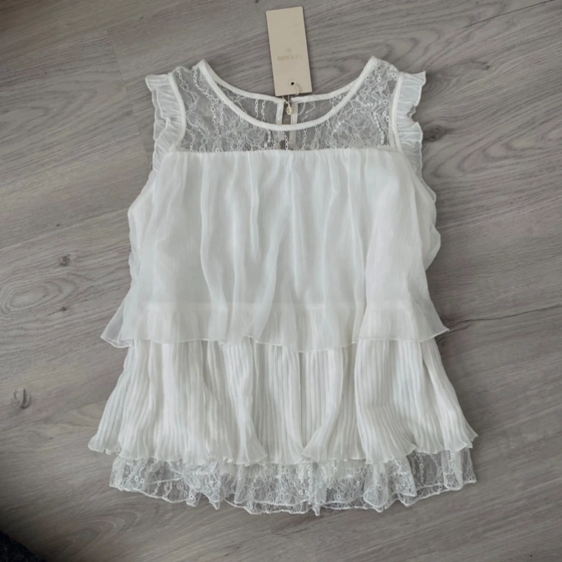 Beautiful ruffle top - 90