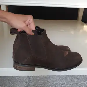 Clarks chelsea boots i mocka, sparsamt använda och i bra skick! pris 450kr