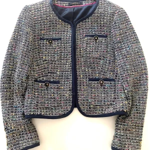 Lady Morris Chanel jacka  - Kavaj / Jacka a’la Chanel i Morris kvalitet, funkar perfekt till jeans eller till professional om man vill ha till kjol, alla färger då multicolor inslag i vävningen.  Nypris 2909kr