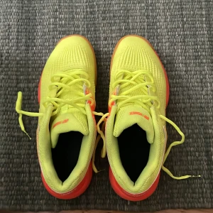 Yonex träningsskor - Yonex träningsskor som är väldigt sparsamt använda, storlek: 39,5 men passar även storlek: 39 och 40. 