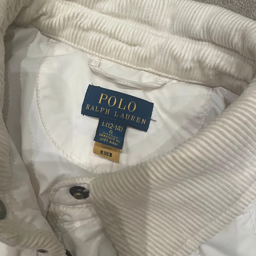 Sååå snygg jacka från ralph lauren. Storlek L i barnstorlek, ungefär storlek 146 och kommer över med luva som man kan ta av om man vill. Nypris ca 2400, andvänd under ca 10 gånger och i fint skick. ❤️Skriv för frågor❣️. Jackor.