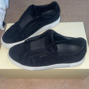 Axel arigatos skor - Säljer ett par snygga skor som bara har använts ett fåtal gånger. De är i mycket gott skick, nästan som nya! Storlek 41, passar perfekt för både vardag och fest. Nypris: 2500kr, säljes nu för 1700kr finns avhämtning i Eskilstuna eller fraktas 