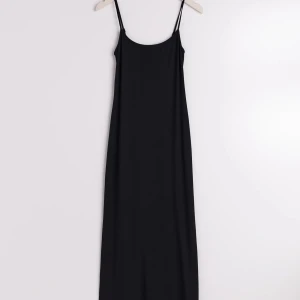 Långklänning  - Superfin långklänning från Gina Tricot. Andvänd en gång, säljes då den inte kommer till andvändning 💗