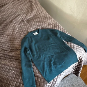 Turquoise Tröjja - Köpte denna för ett något år sen rent spontant, men sedan satte jag på mig den och tyckte inte den var så bekväm så då har den legat i garderoben sedan dess. Helt oanvänd!