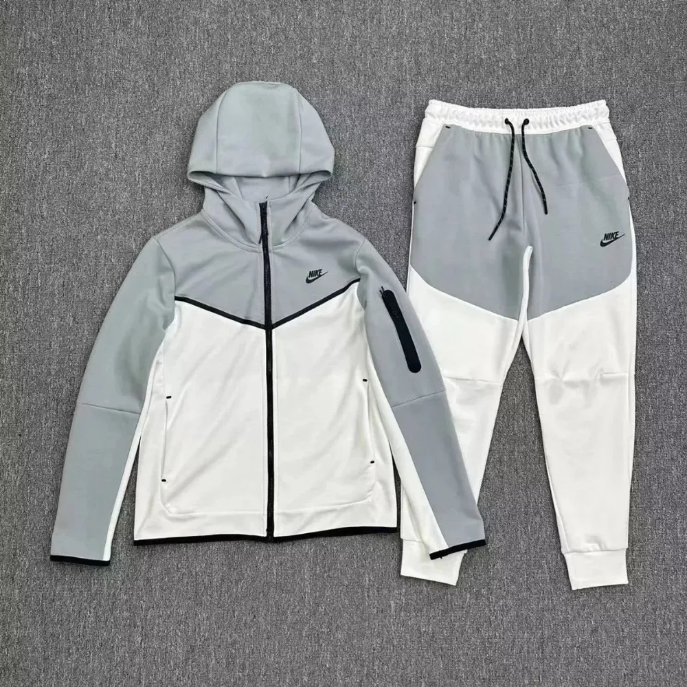 En hel Nike set! Dessa är i bra skicka och är helt nya,har i många storlek så kom bara till dm och fråga på. Pris kan snackas i DM . Hoodies.