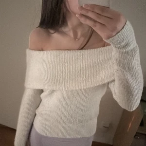 Off shoulder tröja - Jätte fin stickad off shoulder tröja från Bubbleroom, använd 3 gånger och är i nyskick💕