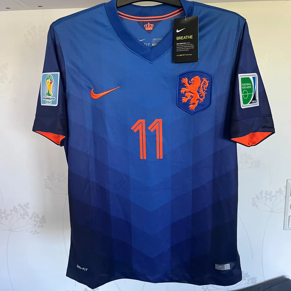 Nerherlands Away Kit 2014 Arjen Robben  Medium Med tags. Sportswear.