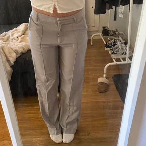 Madlady kostymbyxor lågmidjade  - Madlady kostymbyxor straight / baggy lågmidjade, low waisted 💓💓  nyskick  vet inte riktigt hur man ska förklara förgen men den ser exakt ut som på bild i verkligheten 🤩 