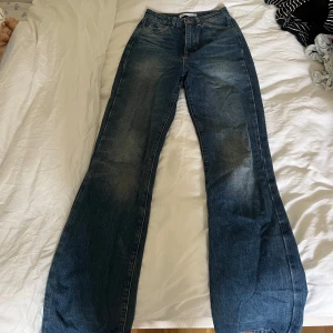 70s Jeans -Zara - Säljer ett par skit snygga Zara jeans som är alldeles för stora för mig. Jeansen är i bra skick och använda ett fåtal gånger.🤩