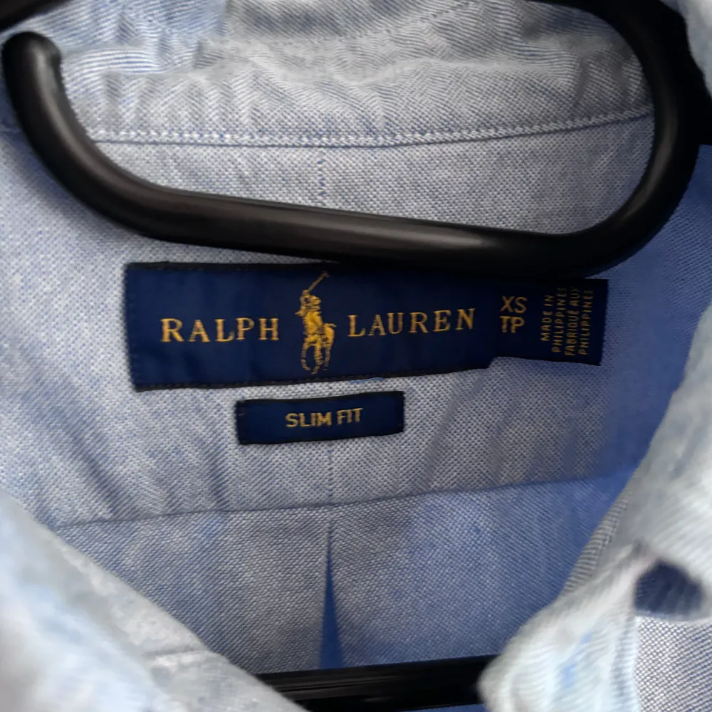 Säljer min Ralph lauren skjorta, eftersom den aldrig kommer till användning. Den tar bara plats i garderoben. Skjortan är i storlek XS och den är endast andvänd ett fåtal gånger.  Ny pris 1499 som ni ser på bild 4. Hör av er vid funderingar! . Skjortor.