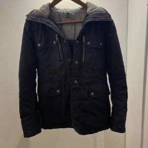 J.lindeberg field jacka - J.lindeberg field jacka i färgen mörkblå! Skick: 9/10 använd men har inga defekter! Nypris: 4999kr! Jackan är i storlek S men passar allt mellan xs och m! Jackan passar till hösten, vintern och våren!