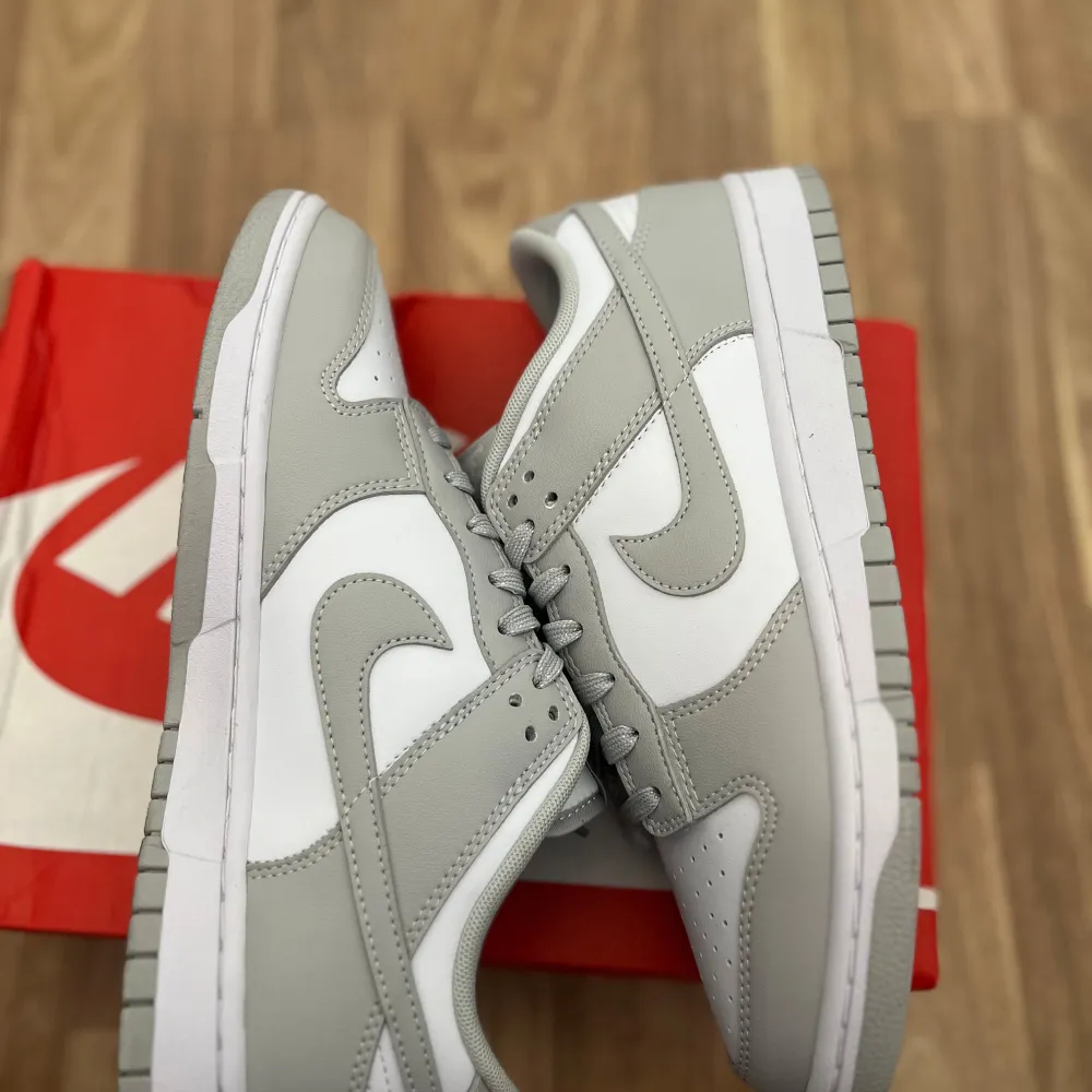 Säljer mina Nike dunks köpta på Zalondo för 1245 Skixket är helt fräcka oxh har tagit hand om de som vet inte vad har använt de 3 gånger och passar inte in i min smak. Storlek 42.5 skulle säga att den passar både 43 och 42 galant. Kengät.