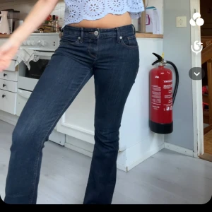 Mörkblåa lågmidjade jeans  - Säljer dessa super snygga jeans då dom inte kommer till användning. 