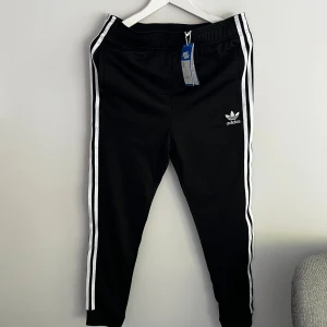 Adidas träningsbyxor  - Helt nya och oanvända. Prislapp kvar.