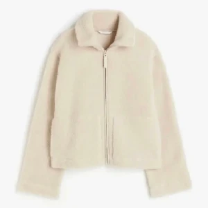 Teddyjacka - Intressekoll på min teddyjacka från hm❤️Köptes på Plick och är i fint skick! Supermysig och fin till hösten men är tyvärr lite liten för mig💗 hör av er vid funderingar! Mitt högsta bud ligger på 570kr❤️