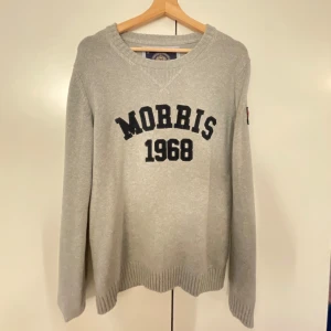 Stickad tröja 💗 - Säljer min stickade tröja från Morris! Fint skick storlek S men passar även M 💓