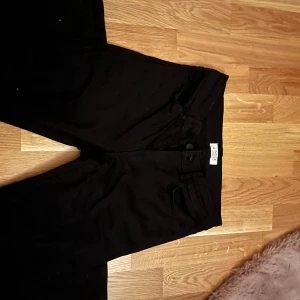 Svarta BOOTCUT jeans  - Säljer dessa jeans som aldrig används! verkligen super mjuka och fina!🥰  Storlek 170/ s-m? 