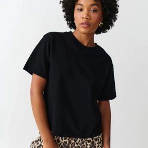 Svart t-shirt - Säljer en jättefin och stilren svart t-shirt från Gina Tricot i storlek Xs!💕