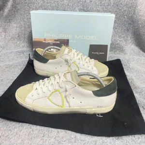 Philippe model - Säljer nu ett par snygga philippe model skor i storlek 42