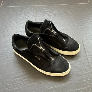 Arigato Clean 90 Zip - Axel arigato Clean 90 Zip storlek 41. Fint skick men använda. Pris kan diskuteras.