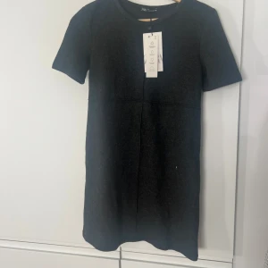 Stickad klänning🩶 - Perfekt tight stickad klänning som är helt oanvänd och passar perfekt både till vardags men går även att klä upp med exempelvis klackar💞